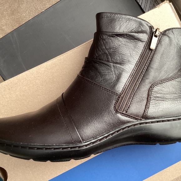 Clarks Booties NIB size 9.5W - Picture 8 of 10